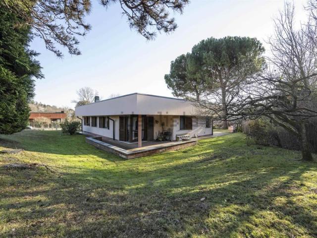 Case e ville in vendita di 331 m² in Via Carnaga, 41