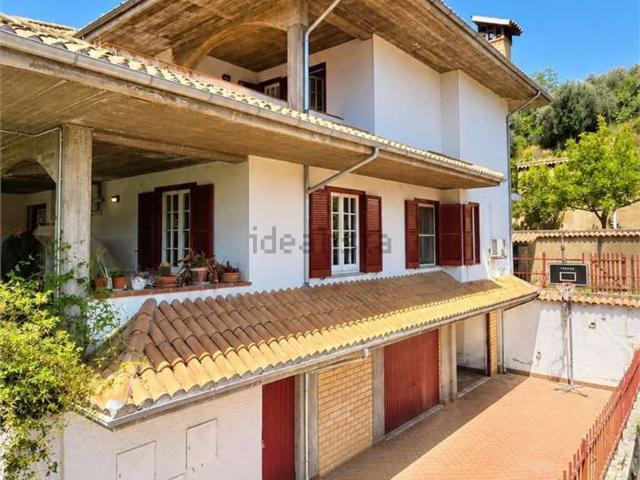 Case e ville in vendita di 331 m² in Via Alcide De Gasperi, 4