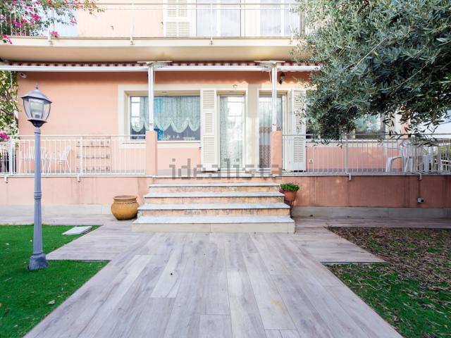 Case e ville in vendita di 331 m² in Via Palestro