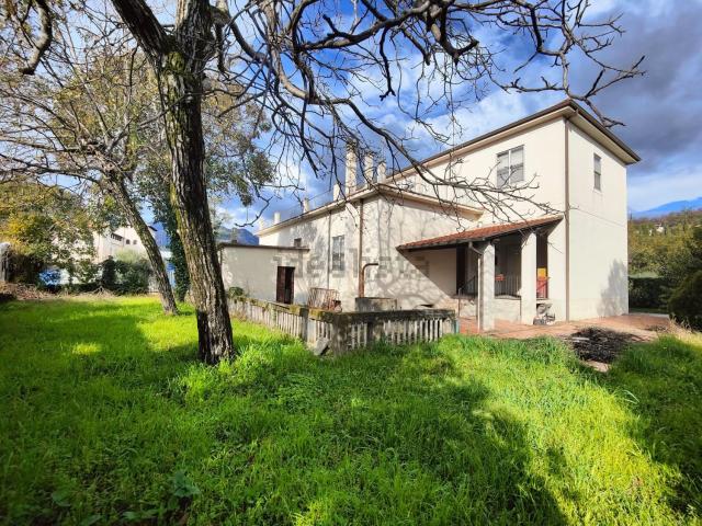 Case e ville in vendita di 332 m² in Via Villa Carrara, 9