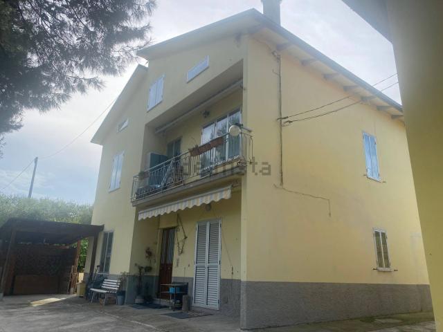 Case e ville in vendita di 332 m² in Strada Per Montecchio, 23