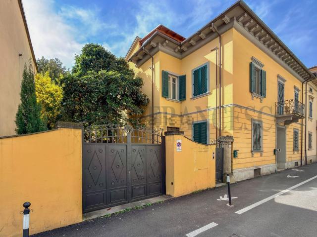 Case e ville in vendita di 333 m² in Via Curtatone