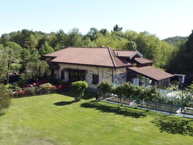 Case e ville in vendita di 334 m² in Via Barro, 93