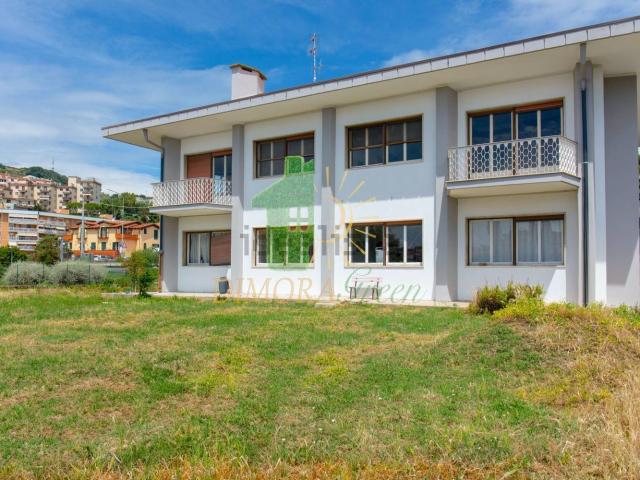 Case e ville in vendita di 334 m² in Via Giuseppe Garibaldi, 63
