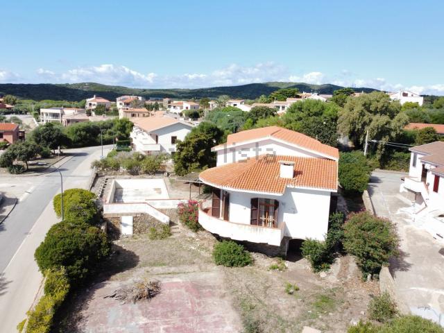 Case e ville in vendita di 334 m² in Via Grecale, 32