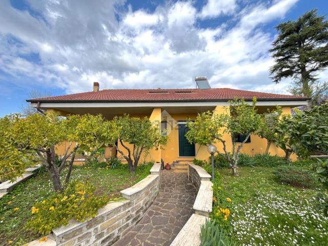 Case e ville in vendita di 334 m² in Via Ovidio, 17
