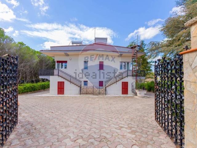 Case e ville in vendita di 334 m² in Contrada San Domenico, 35
