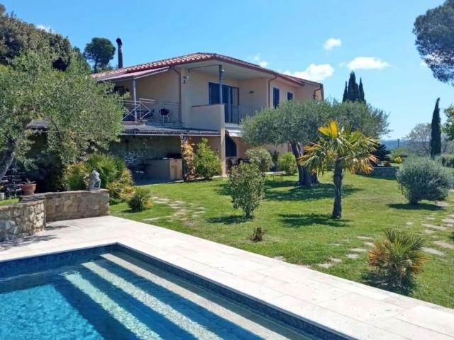 Case e ville in vendita di 335 m²