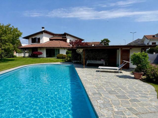 Case e ville in vendita di 335 m² in Via Cristoforo Colombo, 28
