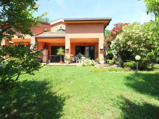 Case e ville in vendita di 335 m² in Via Guido Minarini, 11
