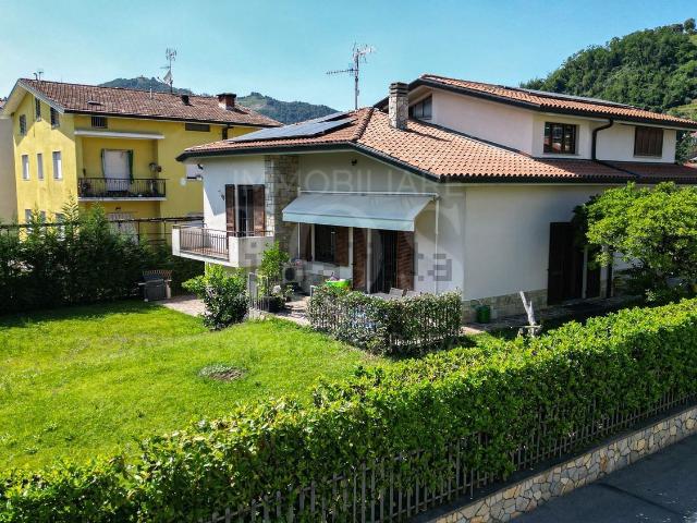 Case e ville in vendita di 335 m² in Via Federico Confalonieri, 1