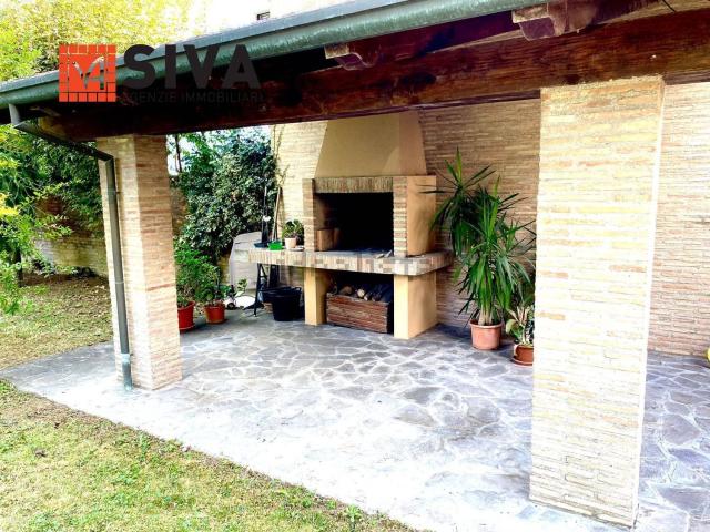 Case e ville in vendita di 335 m² in Via Ravegnana, 94