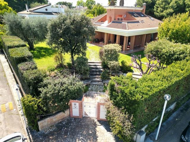 Case e ville in vendita di 335 m² in Viale degli Ulivi, 21