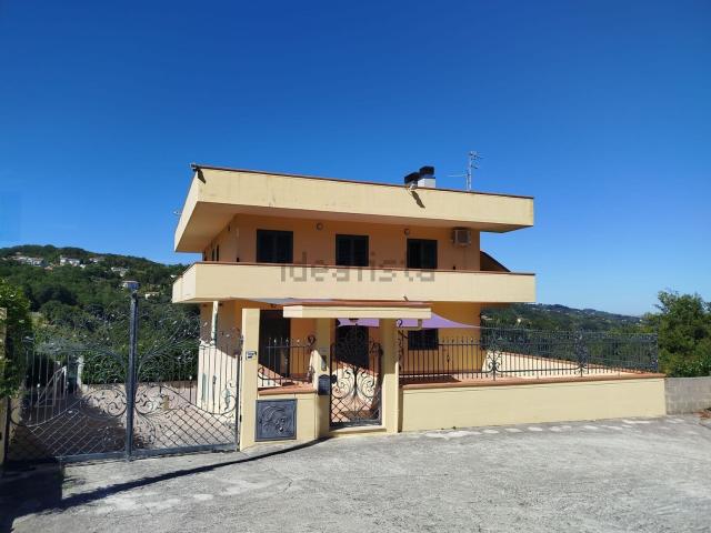 Case e ville in vendita di 335 m² in Strada di Voire, 143