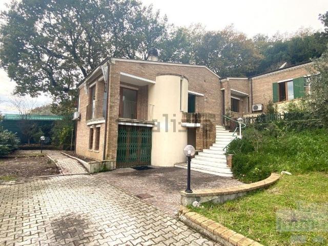 Case e ville in vendita di 335 m² in Strada Panoramica Ardizio