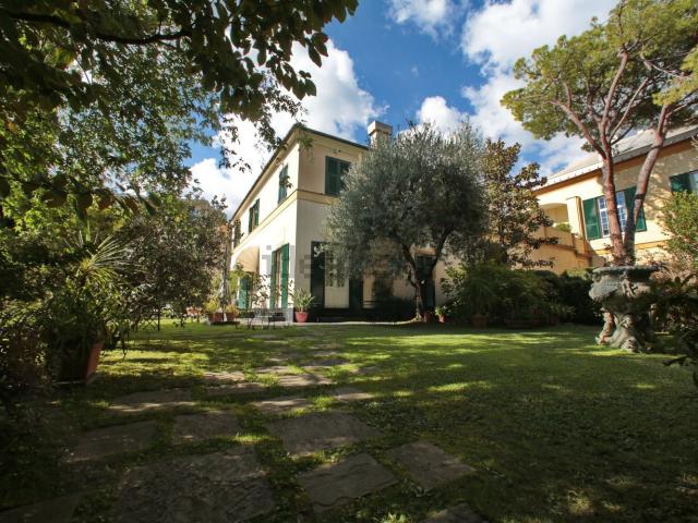 Case e ville in vendita di 336 m² in Via Angelo Carrara