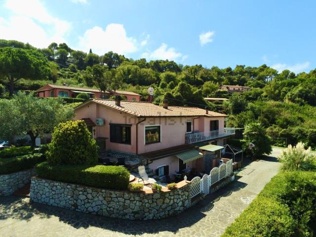 Case e ville in vendita di 336 m² in Via dei Caduti, 21