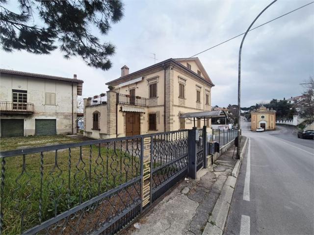 Case e ville in vendita di 336 m² in Via Statale