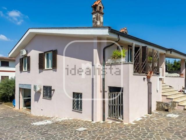Case e ville in vendita di 336 m² in Viale A. Manzoni, 33