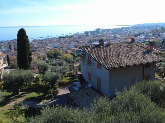 Case e ville in vendita di 337 m² in Via Cagliata, 12