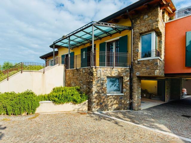 Case e ville in vendita di 337 m² in Via Grola