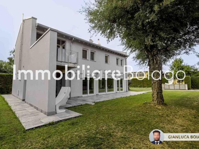 Case e ville in vendita di 337 m² in Via P. Sudessi, 4