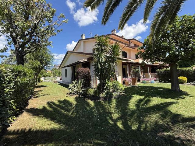 Case e ville in vendita di 338 m²
