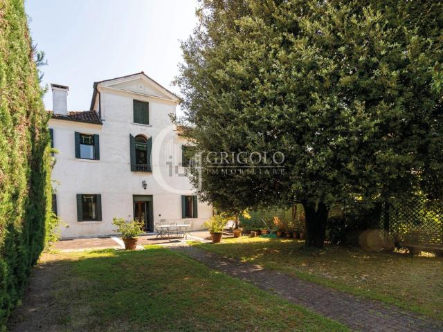 Case e ville in vendita di 338 m² in Via Codette, 4