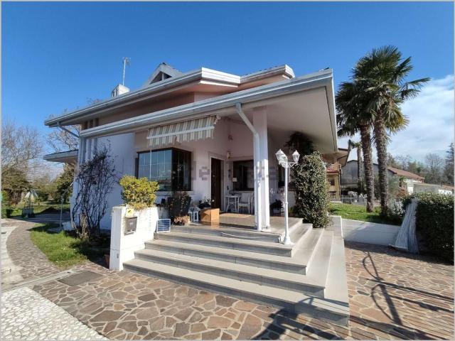 Case e ville in vendita di 338 m² in Via Bando