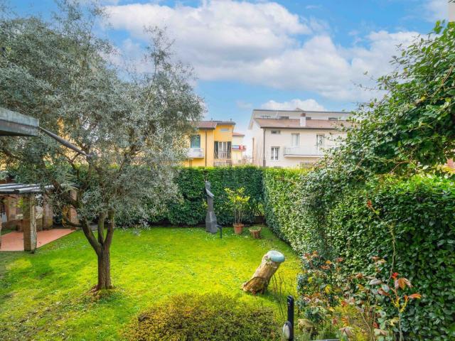 Case e ville in vendita di 338 m² in Via Guglielmo Oberdan, 9