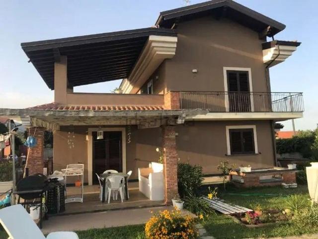 Case e ville in vendita di 338 m² in Via Don Luigi Sturzo, 34