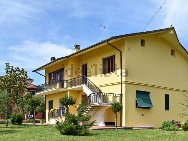 Case e ville in vendita di 338 m² in Via delle Pinete, 17