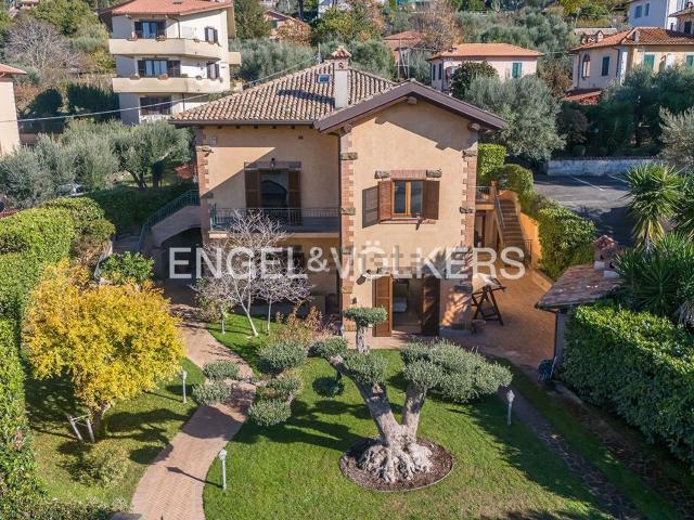 Case e ville in vendita di 339 m² in Via dei Colli
