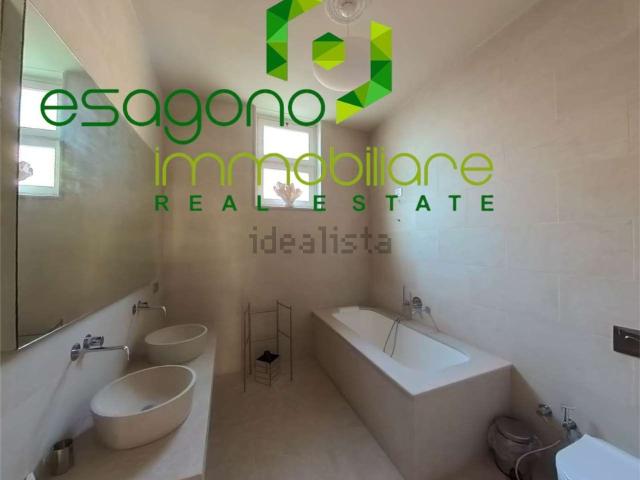 Case e ville in vendita di 340 m² in Via Pompeo Picherali