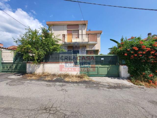 Case e ville in vendita di 340 m² in Traversa II di Viale delle Provincie, 4