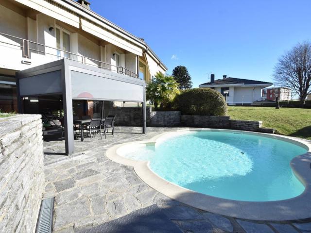 Case e ville in vendita di 340 m² in Via cesare pavese, 10