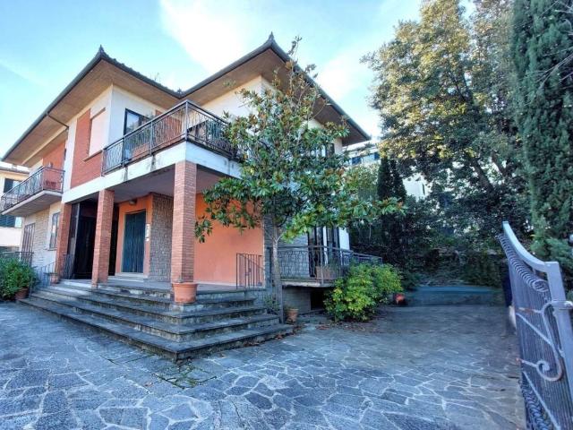 Case e ville in vendita di 340 m² in Via Bottaio