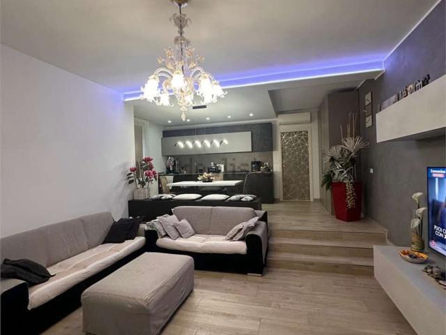 Case e ville in vendita di 340 m² in Via Giuseppe Garibaldi, 1