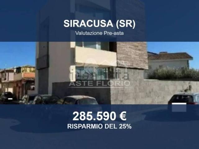Case e ville in vendita di 340 m² in Via degli Aceri, 20