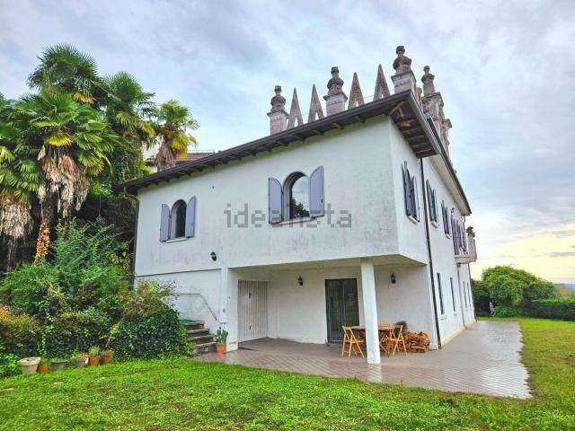 Case e ville in vendita di 340 m² in Via dei Sasselli, 45