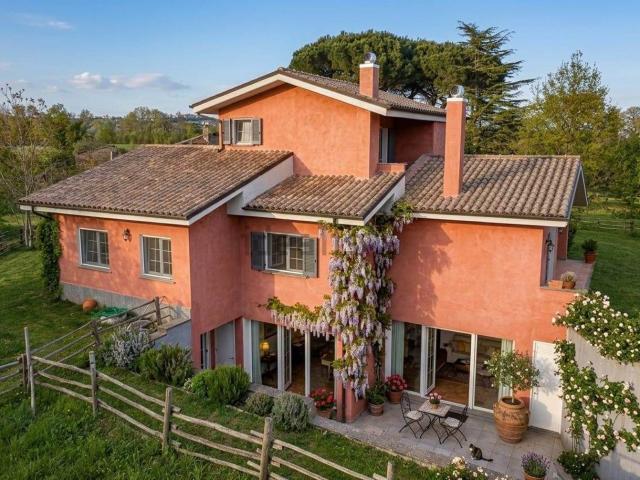 Case e ville in vendita di 340 m² in Via delle Pantane