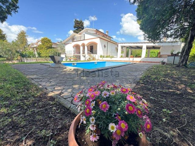 Case e ville in vendita di 340 m² in Via di Ponte Valle Trave