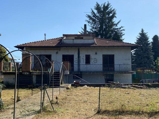 Case e ville in vendita di 340 m² in Via Foscolo Ugo, 20