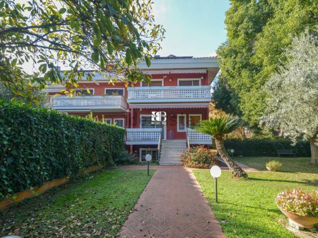Case e ville in vendita di 340 m² in Via Fratelli Cervi