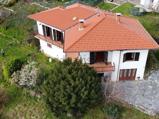 Case e ville in vendita di 340 m² in Via IV Novembre