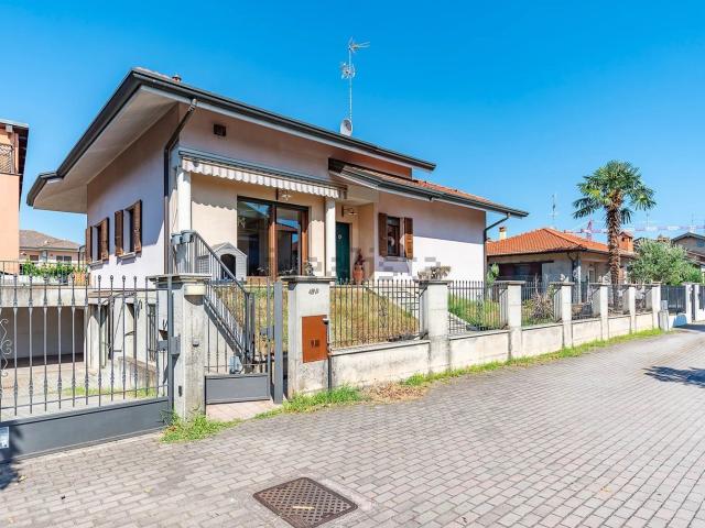 Case e ville in vendita di 340 m² in Via Lazio, 48