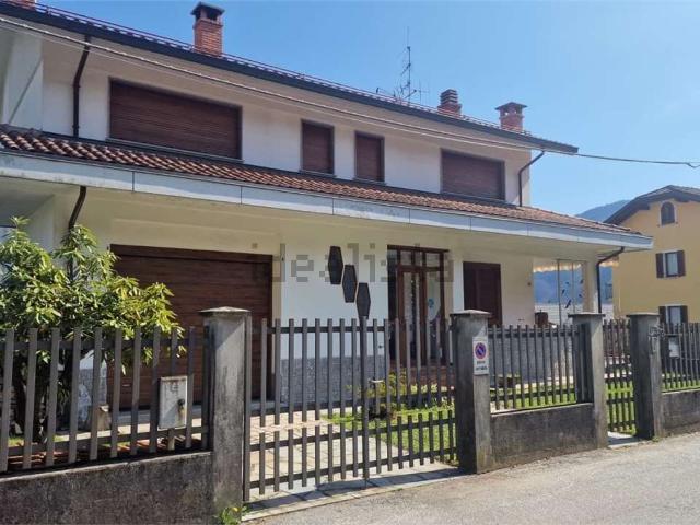 Case e ville in vendita di 340 m² in Via Martiri, 172