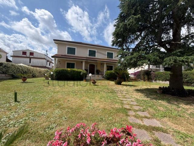 Case e ville in vendita di 340 m² in Via Masseria Vecchia
