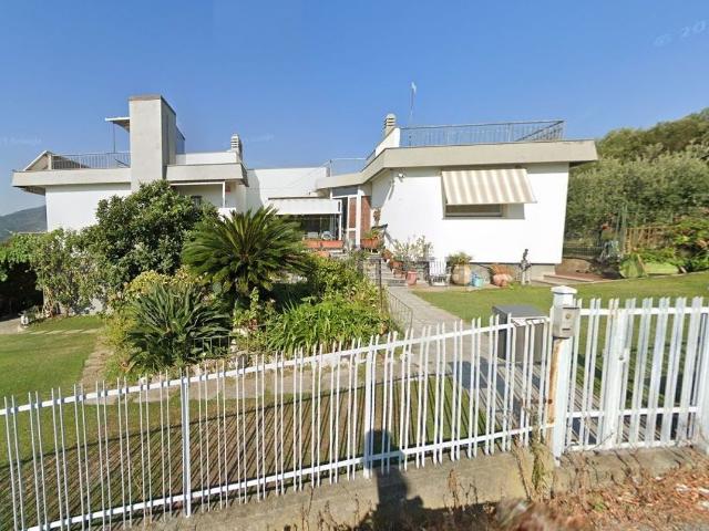Case e ville in vendita di 340 m² in Via Nostra Signora del Monte