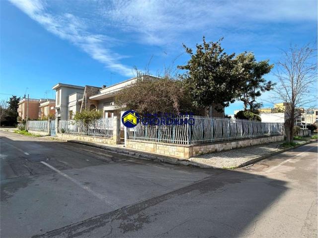 Case e ville in vendita di 340 m² in Via San Martino, 7